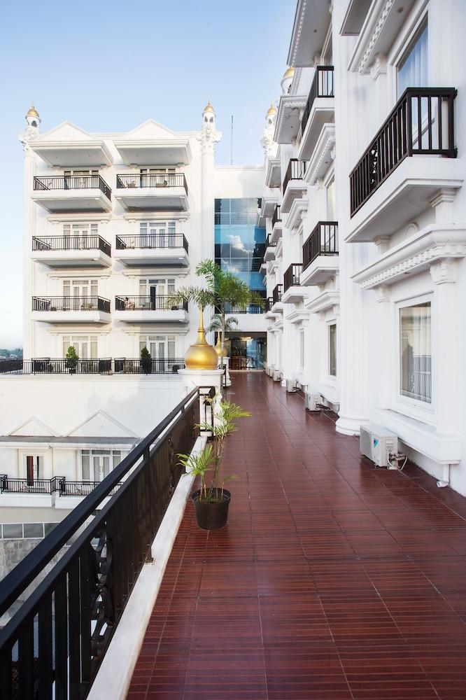 Tara Hotel Yogyakarta Tugu Exterior photo